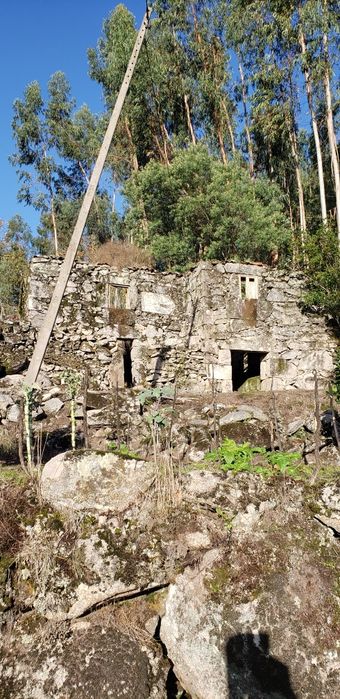 Vende-se terreno com Ruína