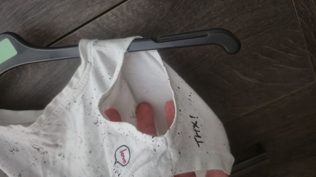 T-shirt z rozcięciami na rękawach dla dziewczynki r. 140
