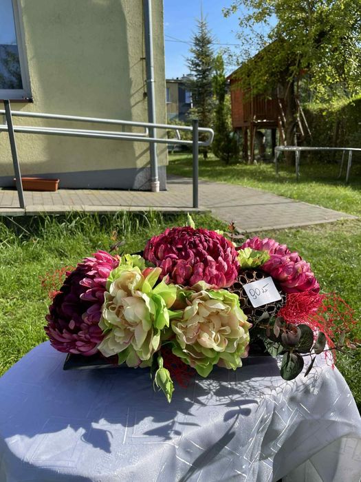 Kompozycja kwiatowa na cmentarz