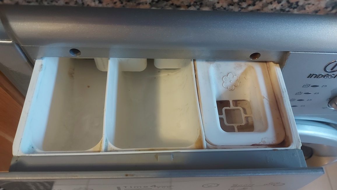Máquina de lavar e secar roupa Indesit