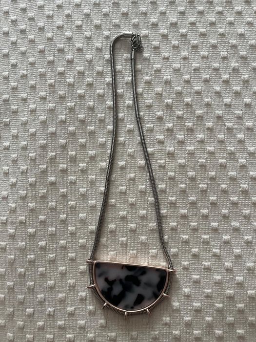 Várias peças em prata ou aço da melhor qualidade, como novas