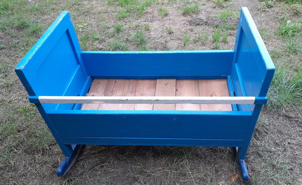 Drewniana kołyska na biegunach