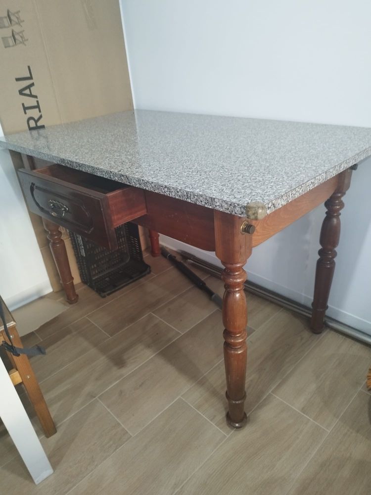 Mesa de Madeira com Tampo em Granito