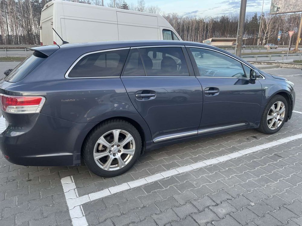 Автомобіль Toyota avensis 2011