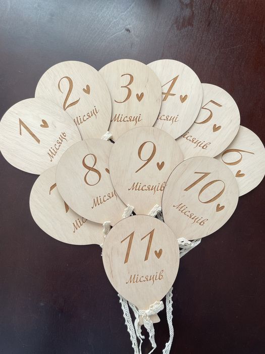 Деревʼяні таблички з номерами