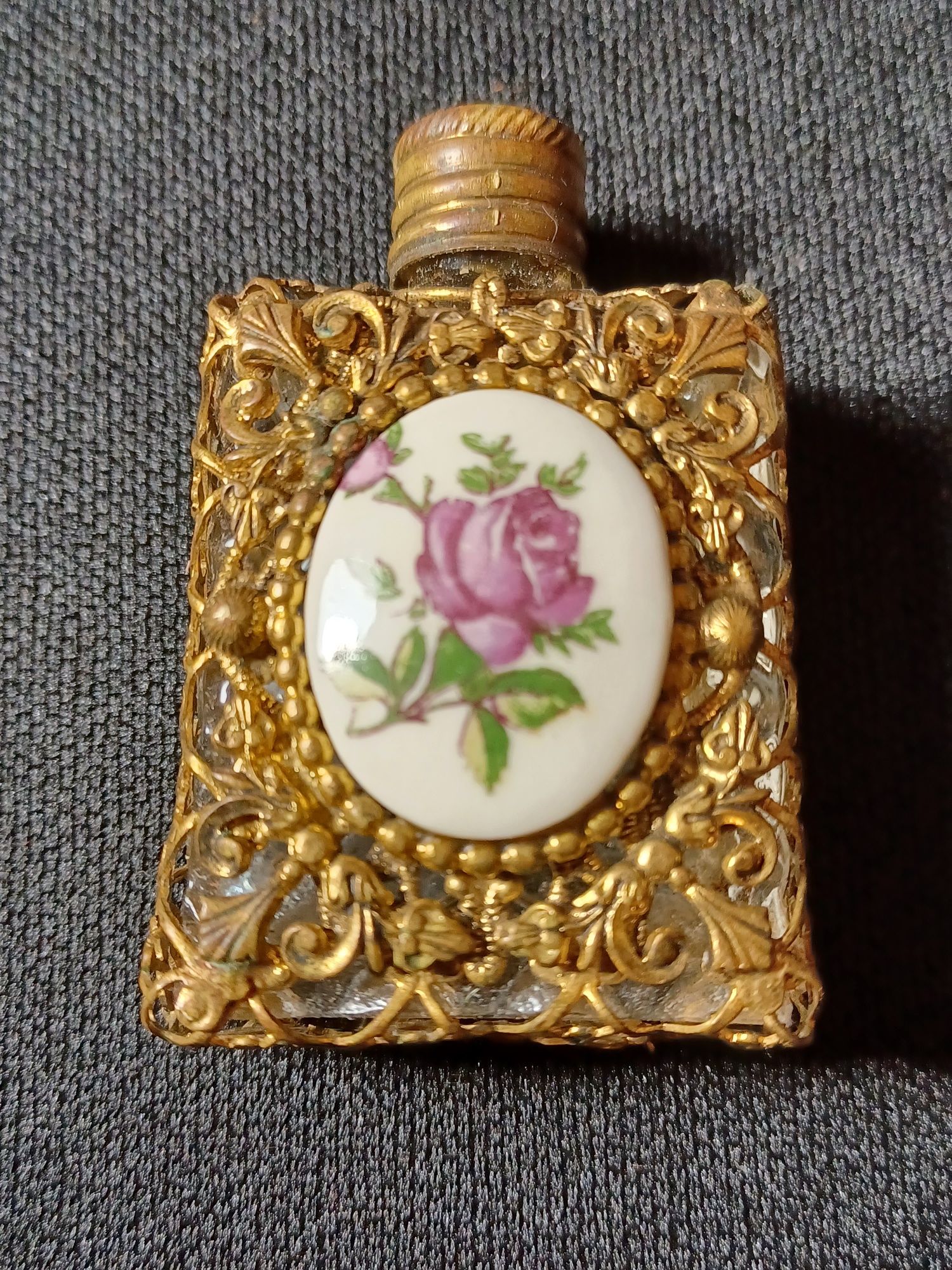 Ozdobna mosiezna buteleczka na perfumy z różą PRL