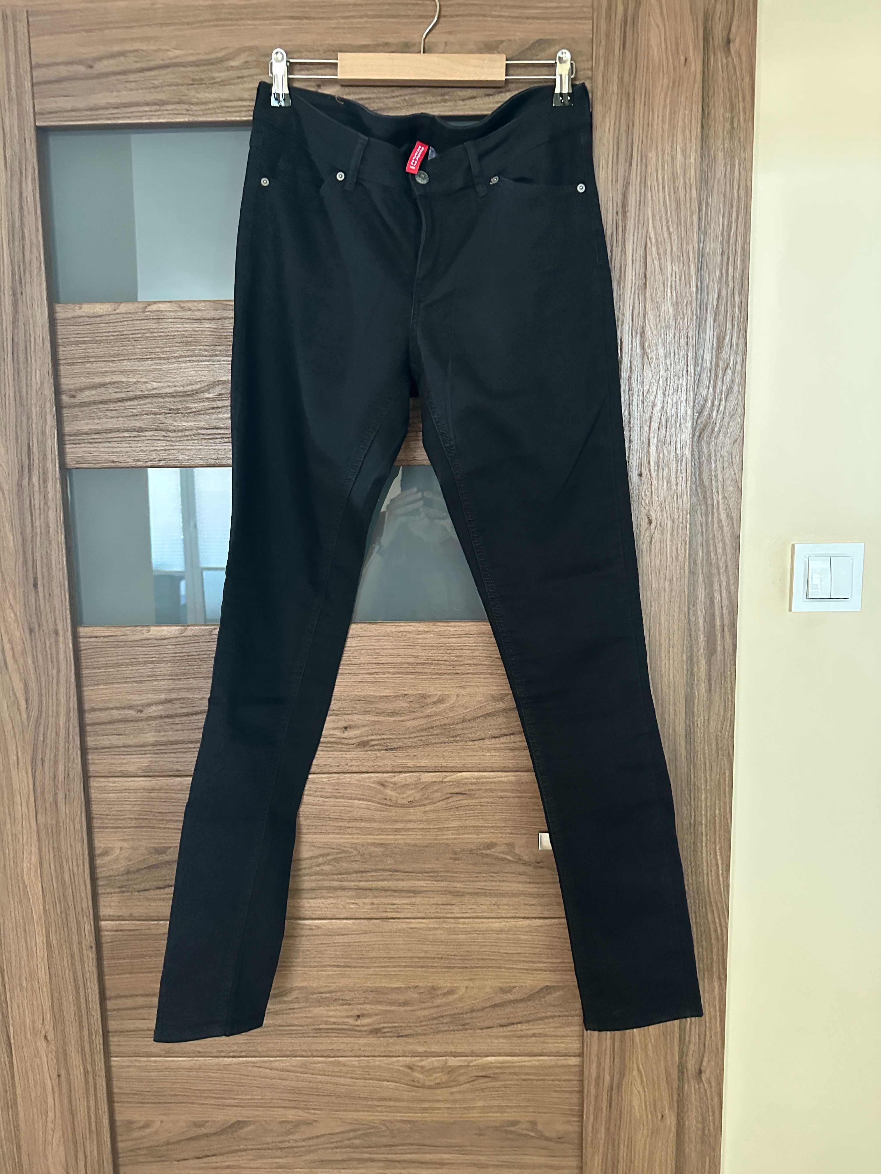 Czarne jeansy rurki – H&M