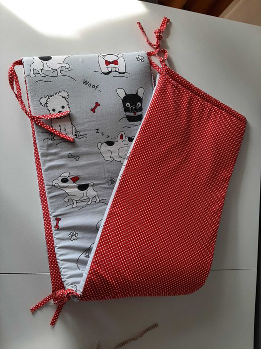 Dwa ochraniacze na szczebelki do łóżeczka