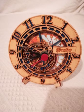 Relógio em madeira típico artesal República Checa
