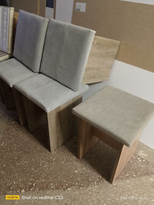 Табуретка з обтягнутим верхом