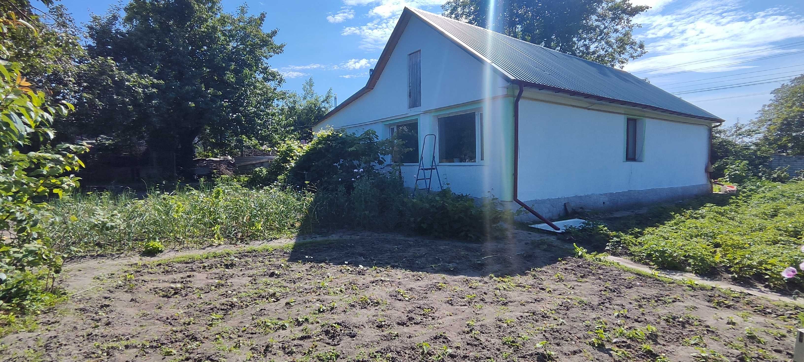 Продається одноповерховий цегляний будинок.Три кімнати.11 соток землі