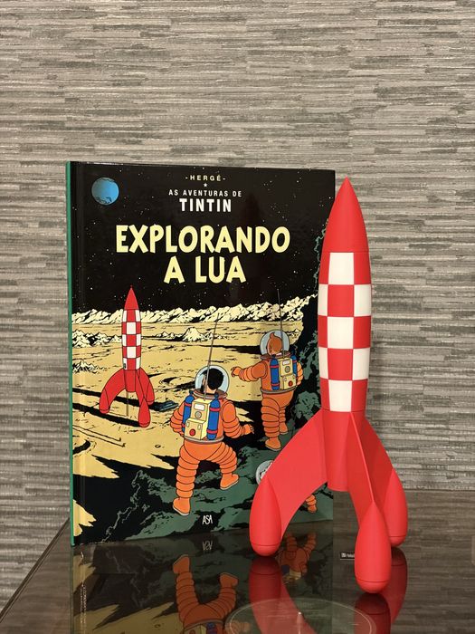 Foguete Tintin explorando a lua