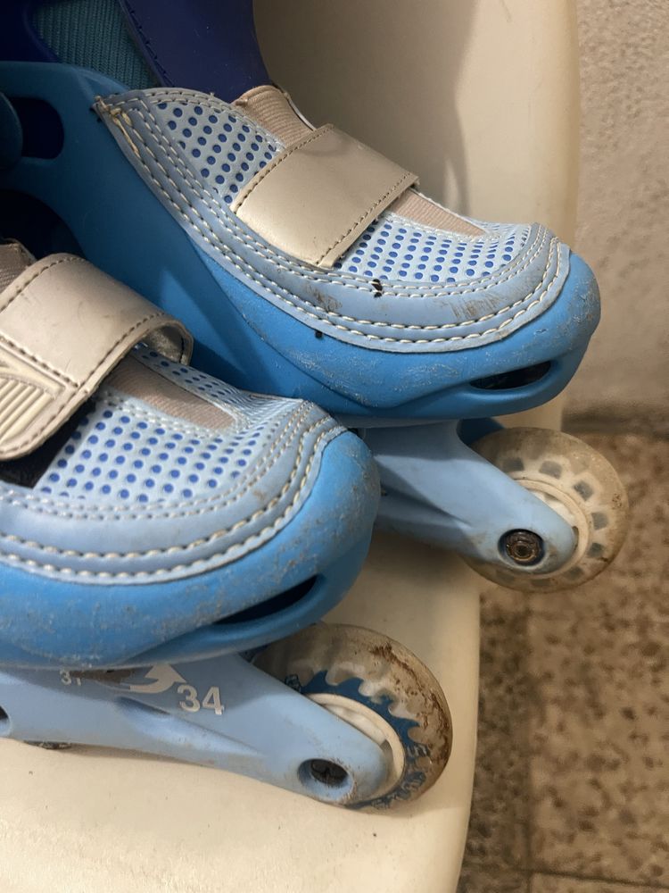 Dois pares de patins em linha de criança
