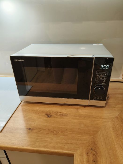 Sprawna Kuchenka mikrofalowa 700W mikrofala 20L Sharp yc-pg204a