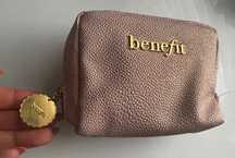 Benefit logowania kosmetyczka
