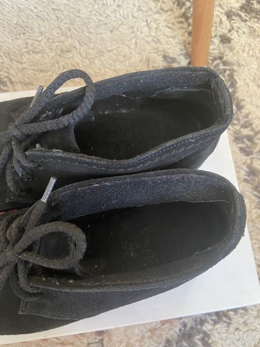 Жіночі замшеві черевики на низьких підборах та шнурівці