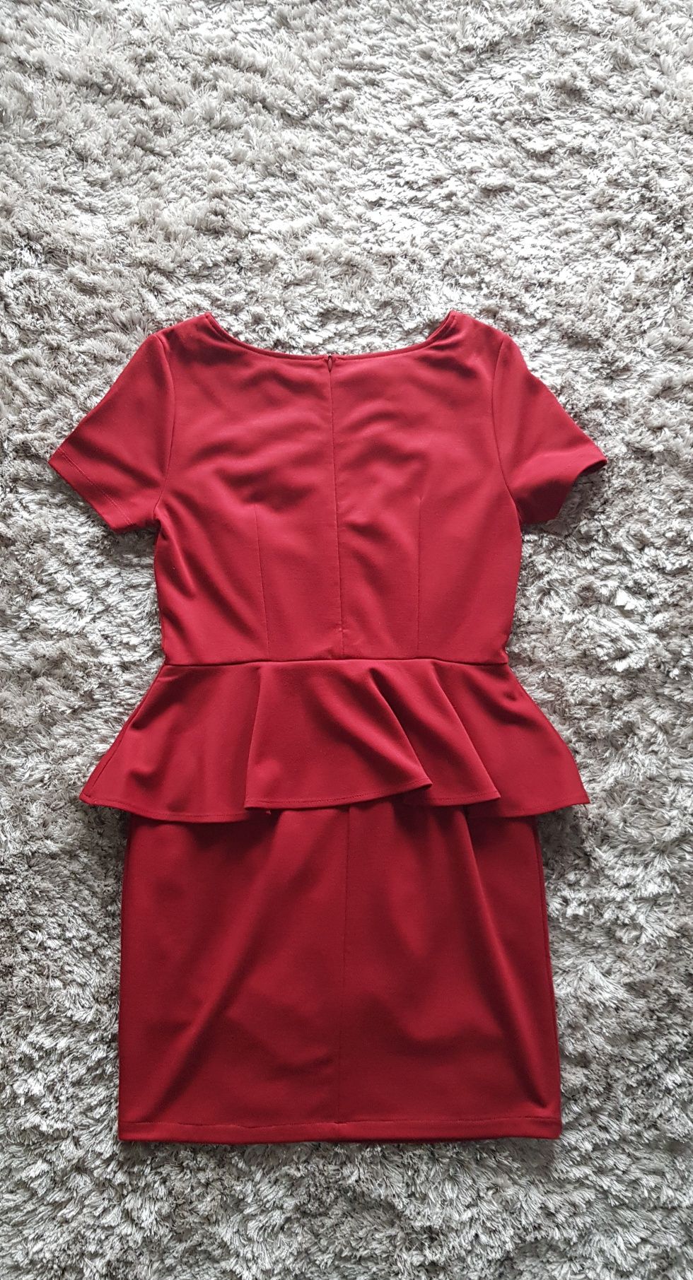 Czerwona sukienka z baskinką Carry r. M