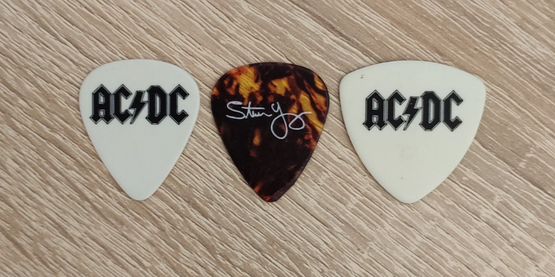 Медиаторы AC/DC, Metallica и System Of A Down.