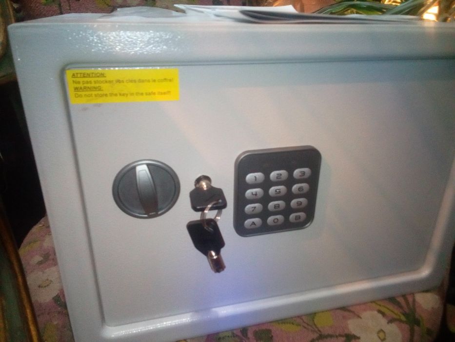 Cofre  digital e com chave novo com manual 60eur.