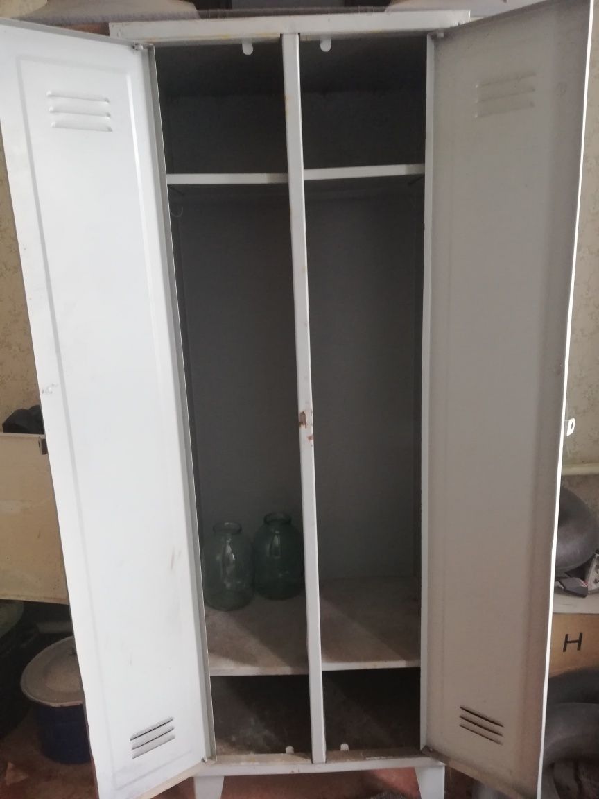 Шкаф металлический двух дверный для спец одежды и не только