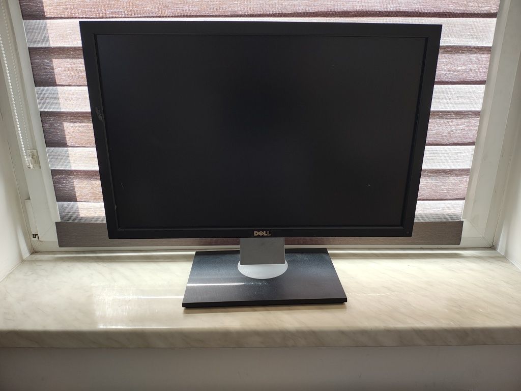 Komputer z monitorem