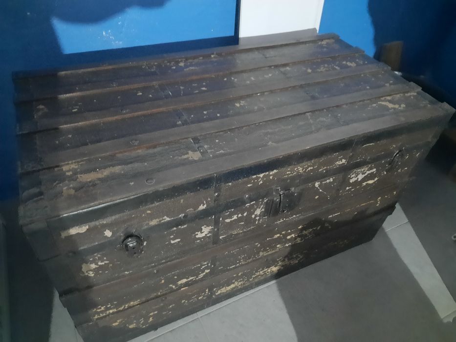 Arca antiga de madeira.