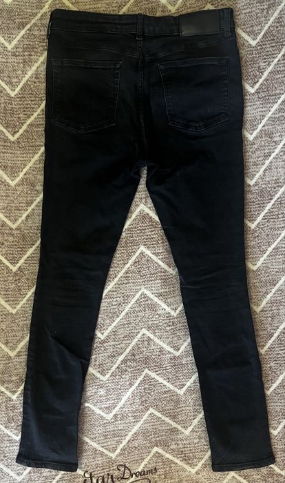 Джинси завужені.