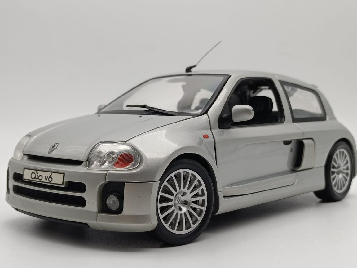 Renault Clio Sport V6... Universal hobbies 1:18