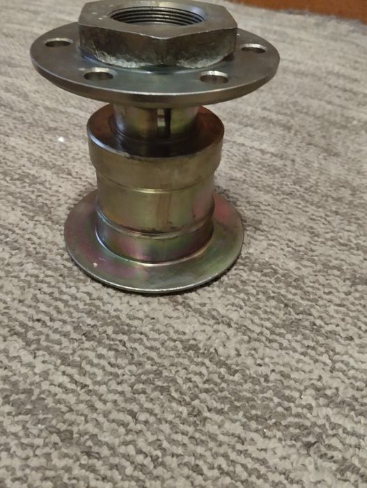 Палец полубалки МАЗ 103-1302160. В комплекте гайка и втулки .