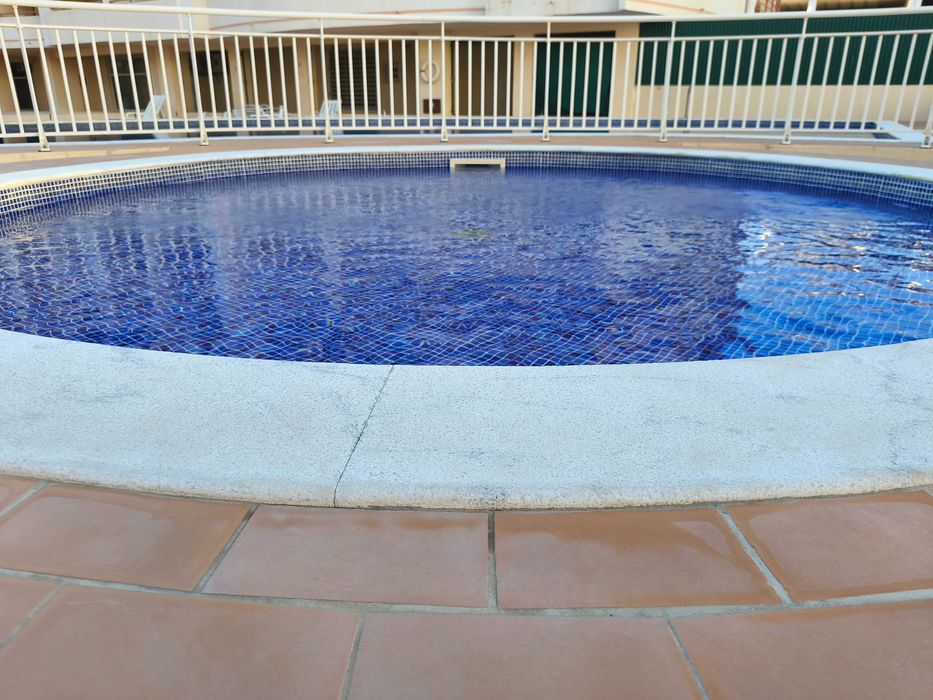 Excelente apartamento T1 com garagem e piscina em Armação de Pêra