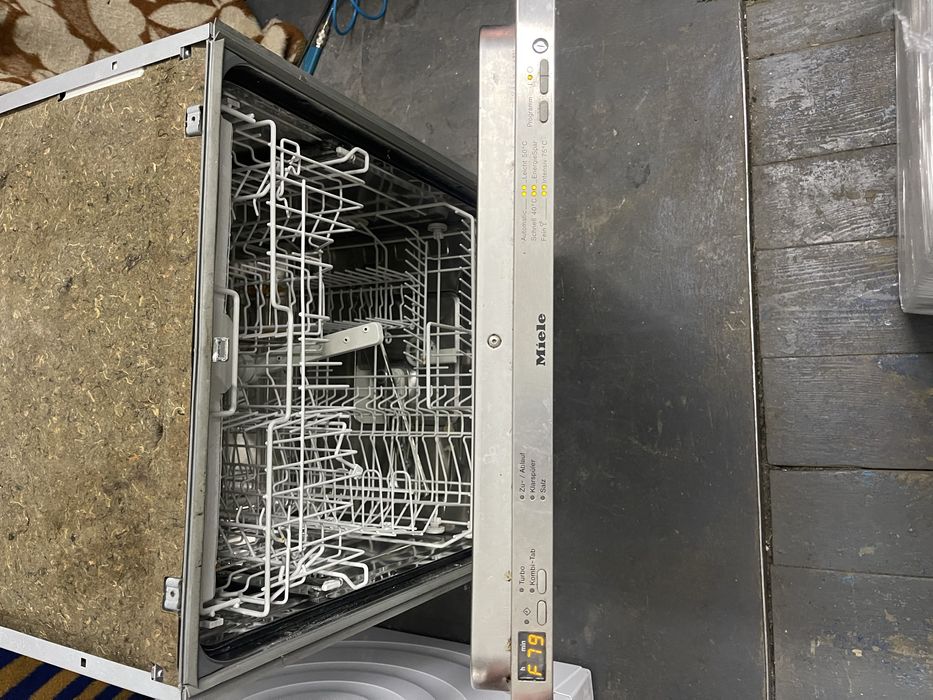 Посудомийна машина Miele під забудову