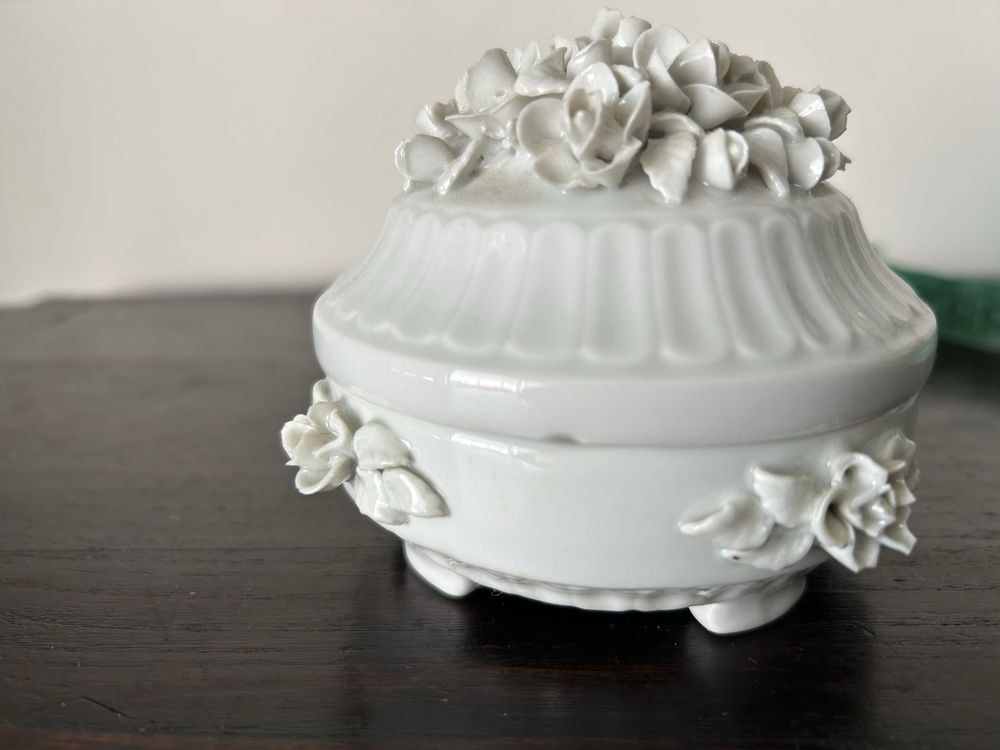 Porta joias branco com flores procelana artibus.