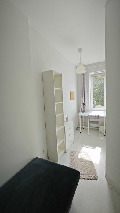 Pokój jednoosobowy w niskim bloku na Poznańskim Łazarzu.