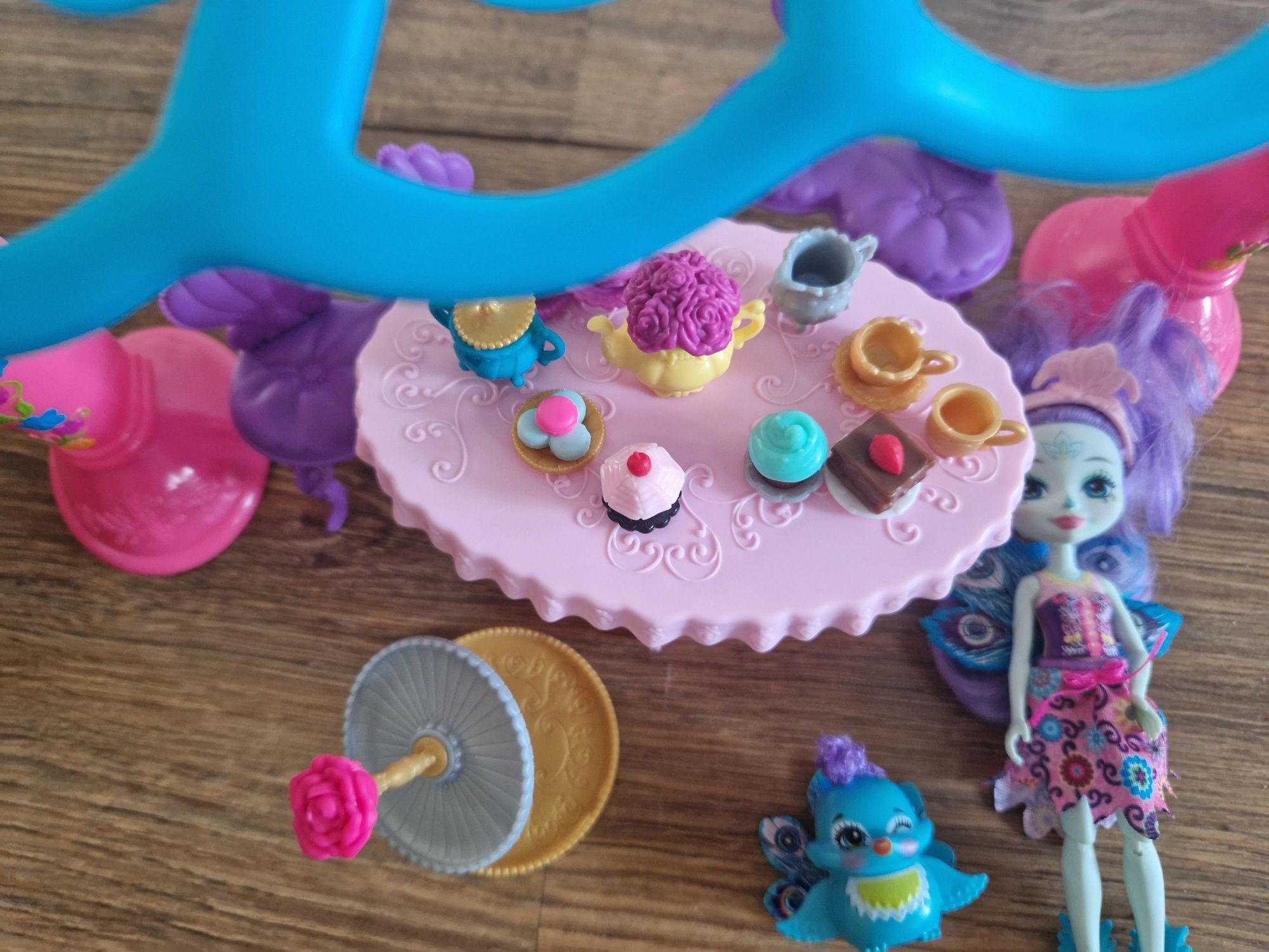 Lalka Enchantimals paw zestaw ogrodowa altanka
