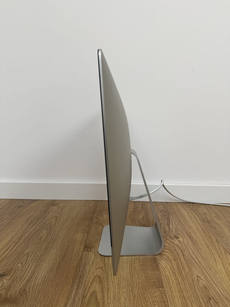 iMac 21,5” macOS Sequoia 15.5 + 16 GB RAM + klawiatura i mysz Apple