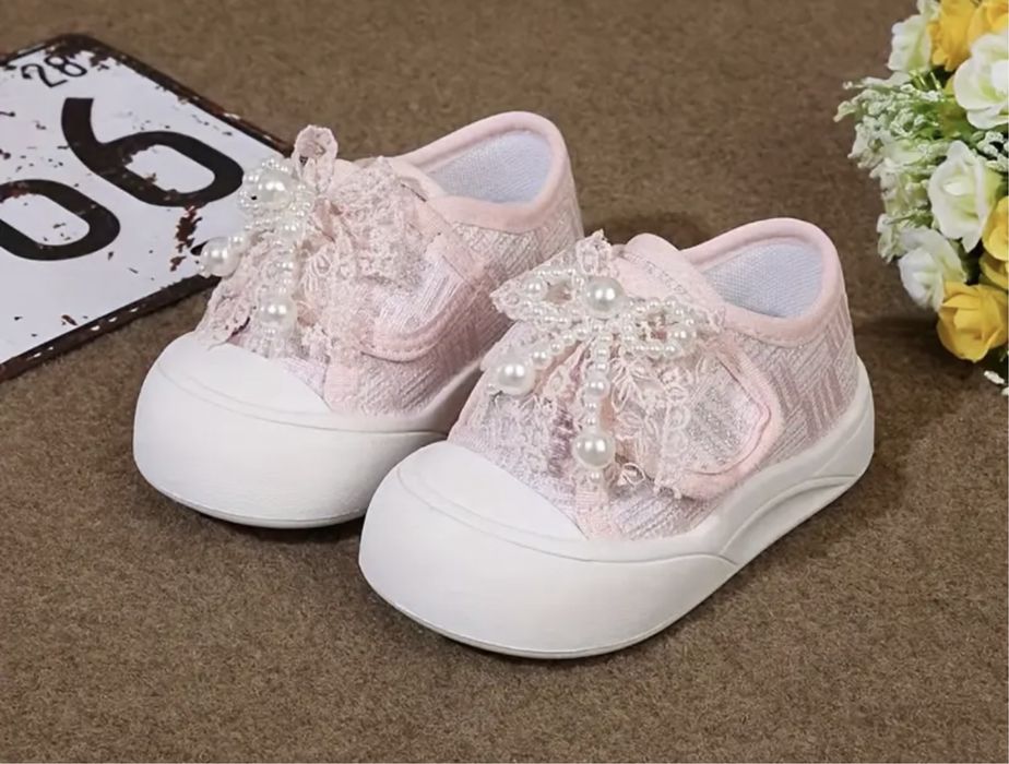 Продам святкові кеди для дівчинки. Нові.