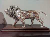 Estátua de leão banhada a prata