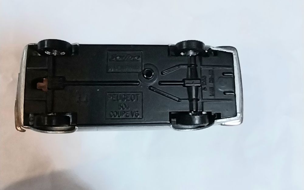 Miniatura da Solido Peugeot 504 em escala 1/43