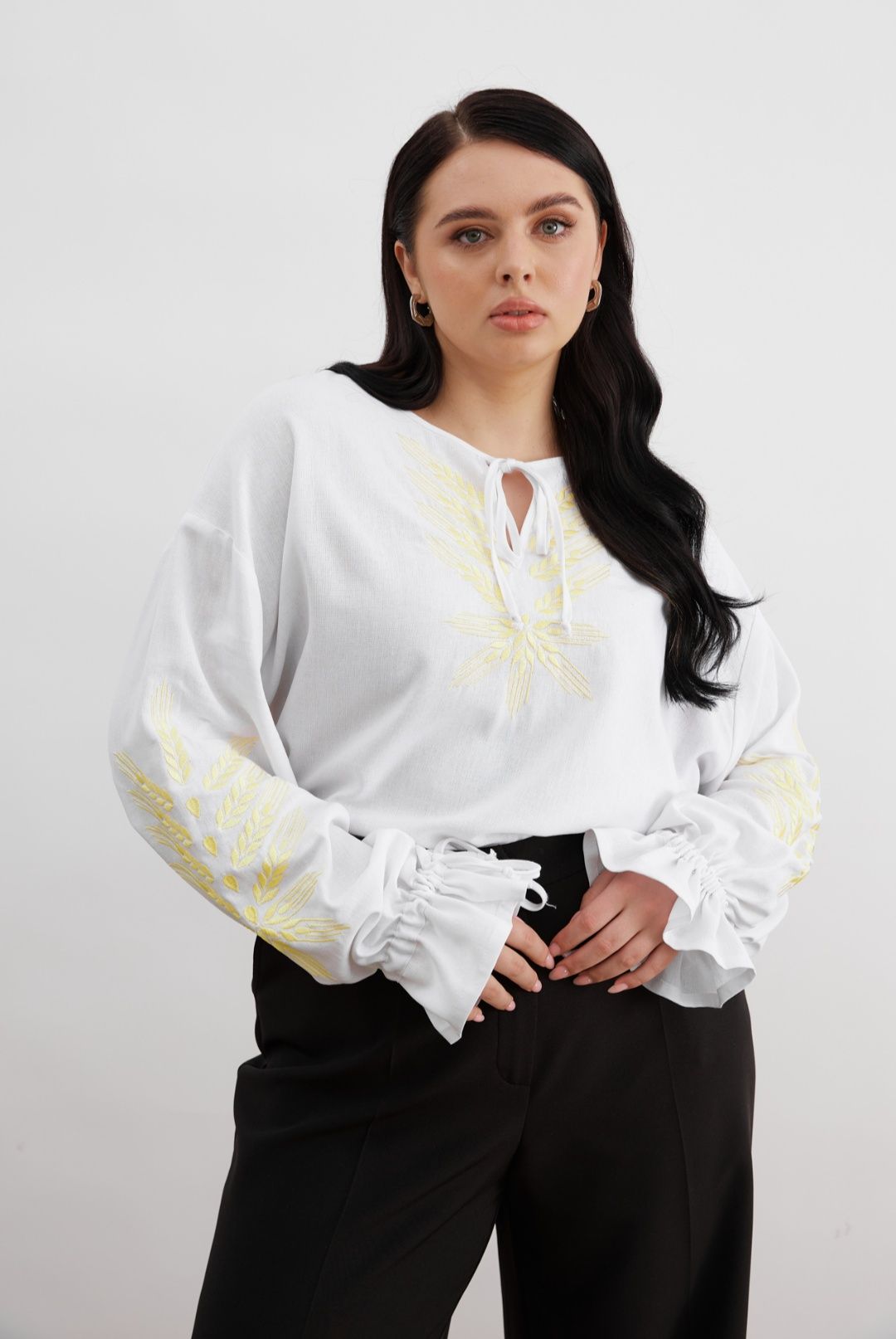 Вишита біла сорочка Vovk з авторським золотистим орнаментом великий ро