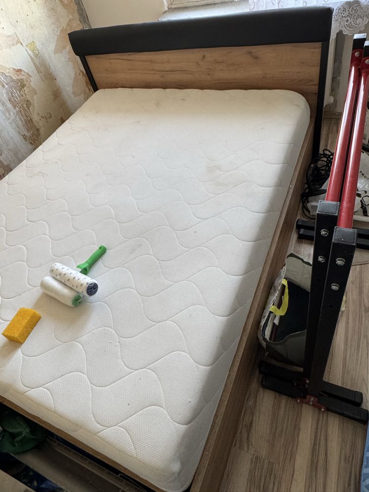 Sprzedam łóżko do sypialni w bardzo dobrym stanie. Sz. 165 dł 207