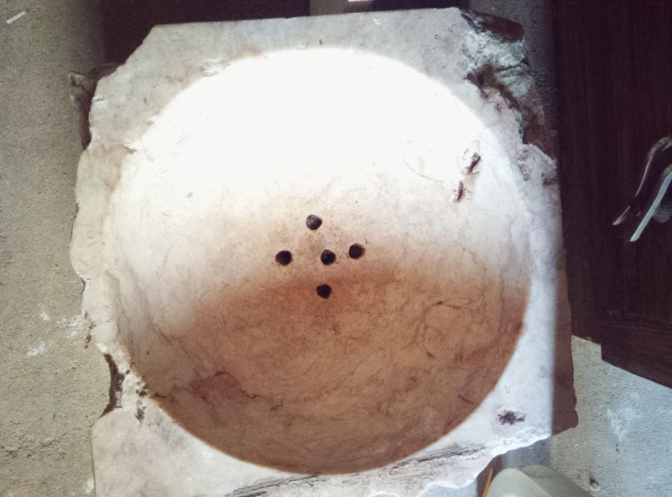 Pia antiga em mármore