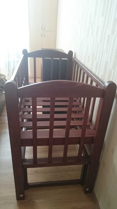 Дитяче ліжечко з бортиками та матрацом