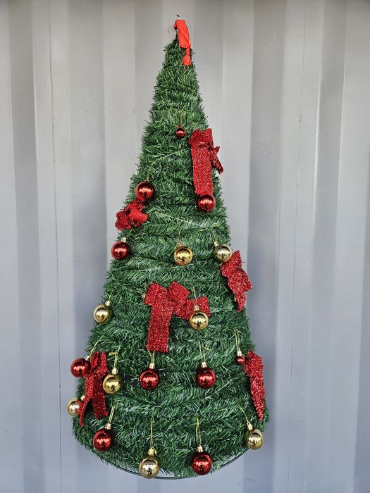 Wisząca choinka z bombkami na ścianę lub drzwi