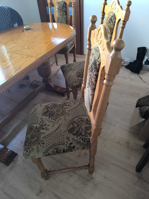 Sprzedam w bardzo dobrym stanie stół rozkładany z krzesłami