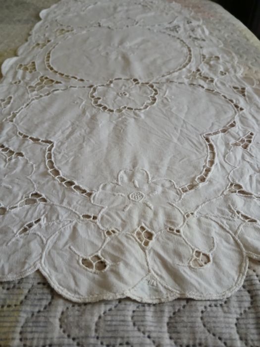 Centro de mesa bordado Richelieu