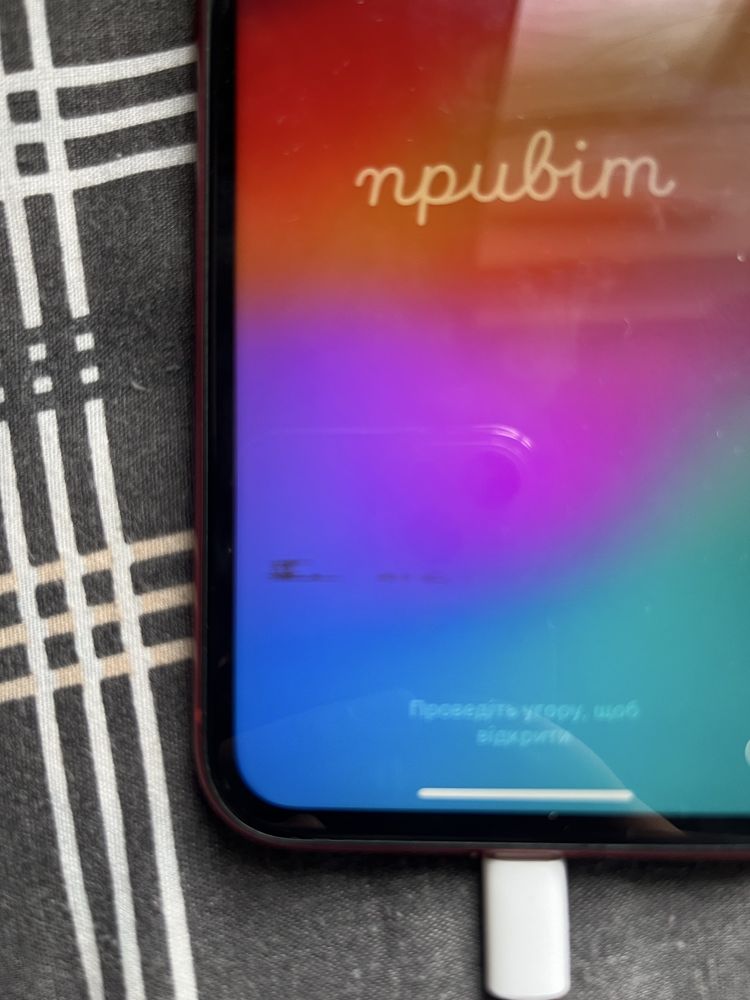 iPhone XR з трьома чехлами та зарядкою