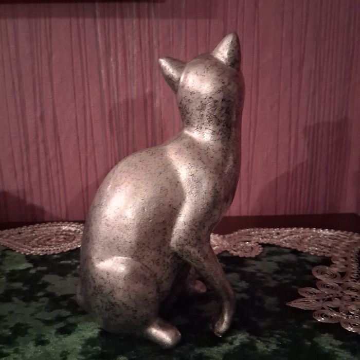 Dwie figurki kotów z cyrkoniami