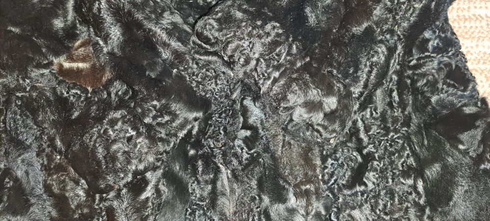 Krótkie naturalne czarne futro z karakuł