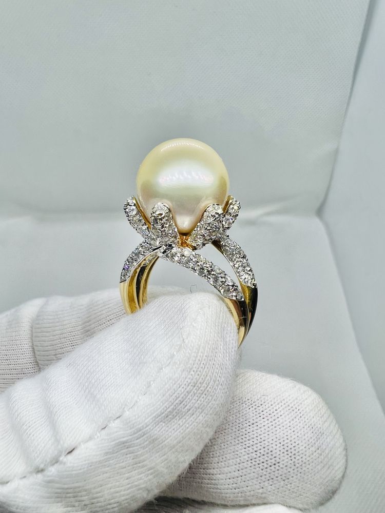 Золотое кольцо из желтого золота с бриллиантами и морским жемчугом.