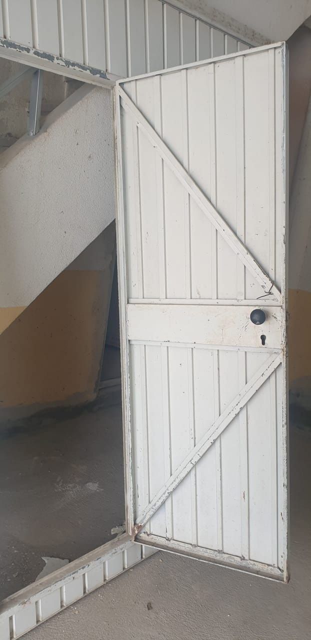 Portão basculante com porta